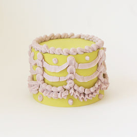 Pastel verde limón con betún lila