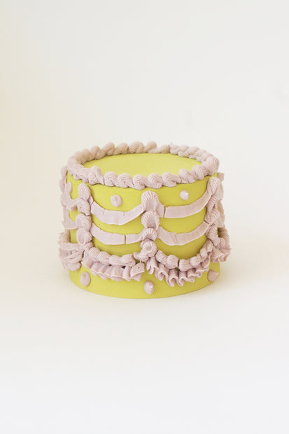Pastel verde limón con betún lila